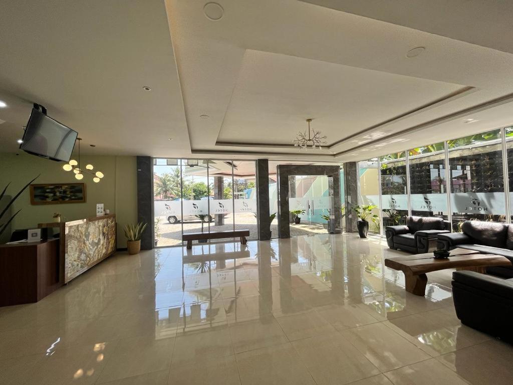 T Hotel Kualanamu Lubukpakam Экстерьер фото